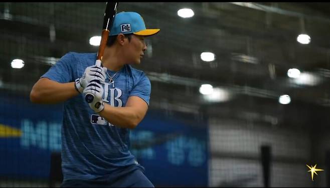 ▲ 14일 플로리다로 넘어와 15일 팀 스프링트레이닝에 합류한 김하성은 가벼운 타격 훈련으로 재활을 이어 가는 한편 팀 동료들과 인사를 나누며 본격적인 팀 적응에 들어갔다 ⓒ탬파베이 레이스 공식 SNS