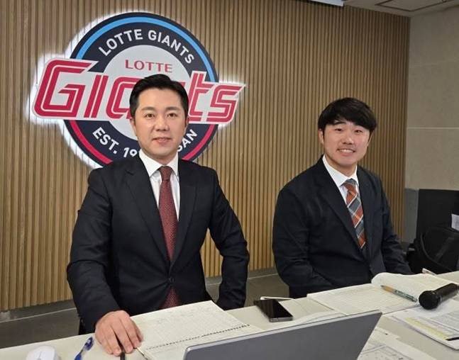 신본기 부산MBC 해설위원(오른쪽)과 김동현 캐스터가 13일 열린 롯데 자이언츠와 대만 대표팀의 연습경기를 중계하고 있다. /사진=롯데 자이언츠 제공