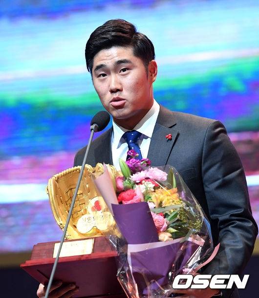 신본기가 선수 시절인 2017년 사랑의 골든글러브 수상 후 소감을 밝히고 있다.