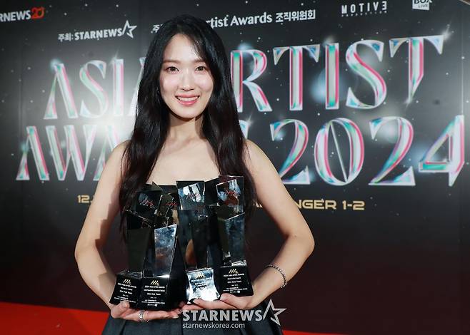 배우 김혜윤이 작년 12월 27일 오후 태국 방콕 임팩트 챌린저 홀 1-2(IMPACT Challenger Hall 1-2)에서 진행된 '제9회 아시아 아티스트 어워즈'(The 9th Asia Artist Awards, 이하 'AAA 2024')에서 AAA 베스트 아티스트, 베스트 커플, 베스트 액터, 파퓰리티상을 수상한 뒤 포즈를 취하고 있다. /2024.12.27 /사진=이동훈 photoguy@