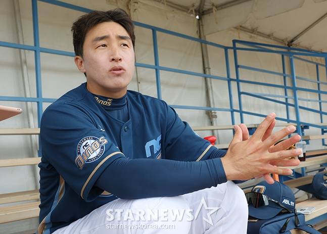 NC 다이노스 선수단이 15일 미국 애리조나주 투손 에넥스 필드에서 스프링캠프를 진행했다.  손아섭이 훈련을 마치고 스타뉴스의 인터뷰에 응하고 있다. /사진=김진경 대기자