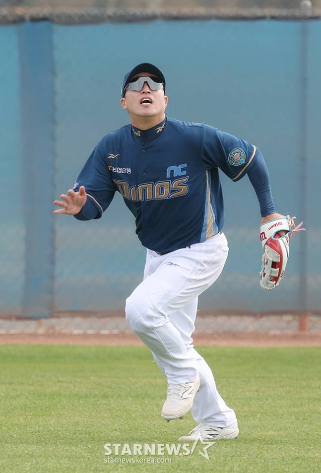 NC 다이노스 선수단이 15일 미국 애리조나주 투손 에넥스 필드에서 스프링캠프를 진행했다.  NC 손아섭이 수비 훈련을 하고 있다. /사진=김진경 대기자