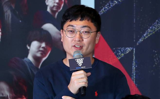 [서울=뉴시스] 김혜진 기자 = 방송인 충추맨이 12일 오후 서울 성동구 메가박스 성수에서 열린 웨이브 오리지널 '피의 게임' 시즌3 제작발표회에서 인사말을 하고 있다.   '피의 게임3'는 서바이벌 레전드들과 신예들이 지킬 것인가, 뺏을 것인가를 두고 벌이는 생존 지능 서바이벌 프로그램이다. 오는 15일 첫 공개. 2024.11.12. jini@newsis.com /사진=김혜진