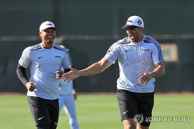 LG 트윈스 선발진 책임질 외인 투수 듀오 (스코츠데일[미국 애리조나주]=연합뉴스) 신현우 기자 = LG 트윈스 외국인 투수 엘리에이저 에르난데스(왼쪽)와 요니 치리노스가 14일(현지시간) 미국 애리조나주 스코츠데일 인디언 스쿨 공원 야구장에서 열린 1차 스프링캠프에서 밝은 표정으로 가볍게 달리며 몸을 풀고 있다. 2025.2.15 nowwego@yna.co.kr