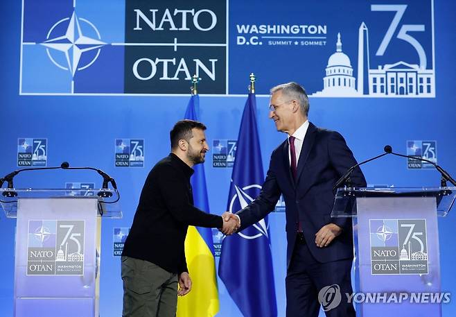 작년 7월 11일(현지시간) 미국 워싱턴DC에서 열린 나토 정상회의 기자회견에 참석 젤렌스키 대통령과 옌스 스톨텐베르그 당시 나토 사무총장 [AFP 연합뉴스 자료사진. 재배포 및 DB 금지]