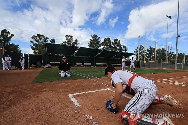 박경완 코치와 훈련하는 LG 포수 이주헌 신현우 기자 nowwego@yna.co.kr