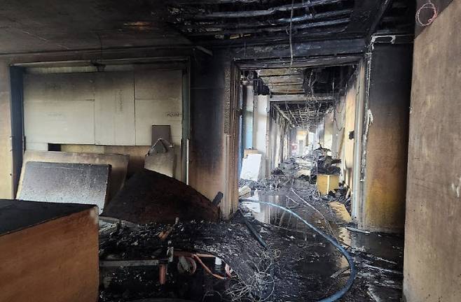 14일 오전 10시 51분께 부산 기장군 이 호텔 신축 공사장에서 불이 나 6명이 숨진 가운데 현장은 검게 탄 모습만 남았다. (사진=연합뉴스)