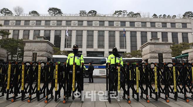 헌법재판소가 탄핵심판 재판 일정을 추가 지정한 가운데 16일 서울 종로구 삼청동 헌법재판소에 경찰이 경계근무를 서고 있다. (사진=방인권 기자)