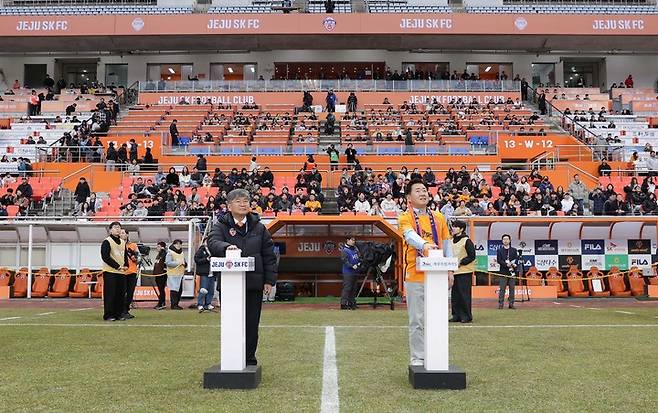 제주SK FC 새 구단명 선포 기념행사에서 구창용 제주SK FC 대표(왼쪽)와 오영훈 제주도지사가 새 구단명을 선포하는 축하 버튼을 누르고 있다.