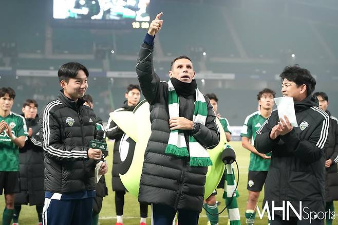16일 김천상무와 경기에서 승리한 뒤 팬들과 기쁨을 나누는 전북 현대 거스 포옛 감독