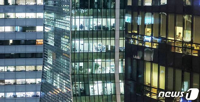 저녁 퇴근길 무렵 기업들이 입주한 서울 시내 사무실에 불이 밝혀져 있다. 2023.11.13/뉴스1 ⓒ News1 민경석 기자