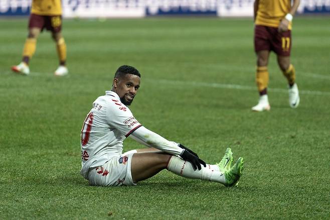 수원FC 공격수 안데르손이 15일 광주월드컵경기장에서 열린 광주와의 경기 도중 넘어져 있다. 제공 | 수원FC