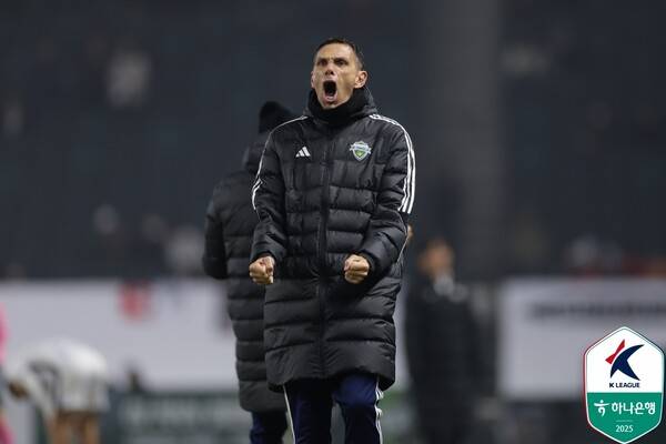 전북현대 거스 포옛 감독이 16일 전주월드컵경기장에서 치러진 김천상무와의 하나은행 K리그1 2025 1라운드 경기에서 승리 후 표효 중이다. 사진┃한국프로축구연맹