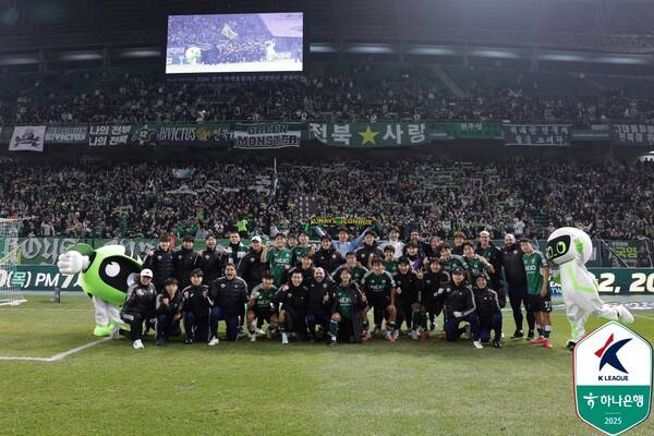 전북현대 선수단이 16일 전주월드컵경기장에서 치러진 김천상무와의 하나은행 K리그1 2025 1라운드 경기에서 승리 후 기념 촬영 중이다. 사진┃한국프로축구연맹