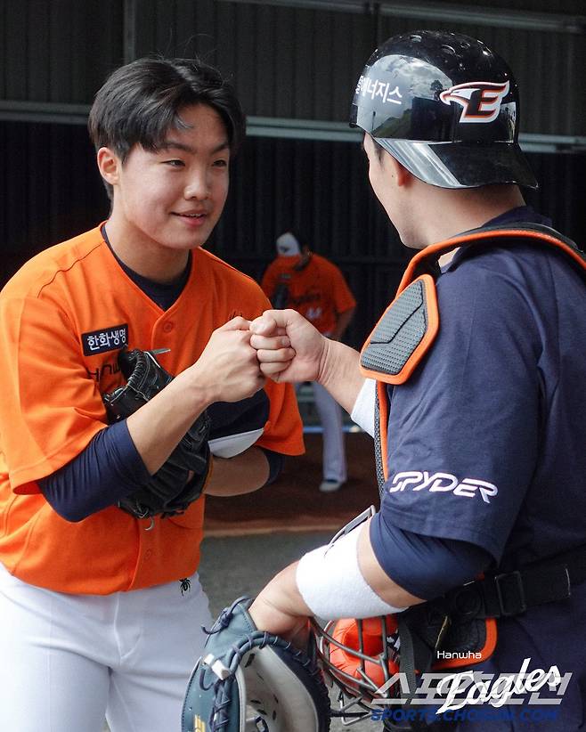 한화 이글스 정우주(왼쪽)와 포수 최재훈. 사진 제공=한화 이글스