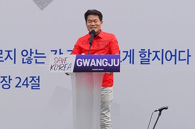 전한길 한국사 강사가 15일 광주 금남로 일대에서 열린 보수성향 개신교 단체 '세이브코리아'의 국가비상기도회에서 연설하고 있다. /뉴스1