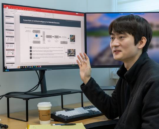나경석 화학연 선임연구원이 AI 기반 소재합성 예측 기술에 대해 설명하고 있다. 화학연 제공