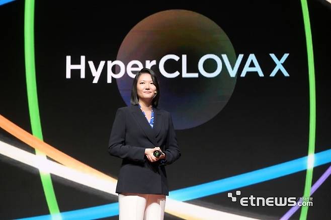 네이버가 한국형 거대언어모델(LLM) 인공지능(AI) '하이퍼클로바X'를 공개했다. 2023년 8월 24일 서울 강남구 그랜드인터콘티넨탈 파르나스 호텔에서 열린 '단23 팀 네이버 콘퍼런스'에서 최수연 네이버 대표가 '하이퍼클로바X'를 소개하는 오프닝 키노트 발표를 하고 있다. 김민수기자 mskim@etnews.com