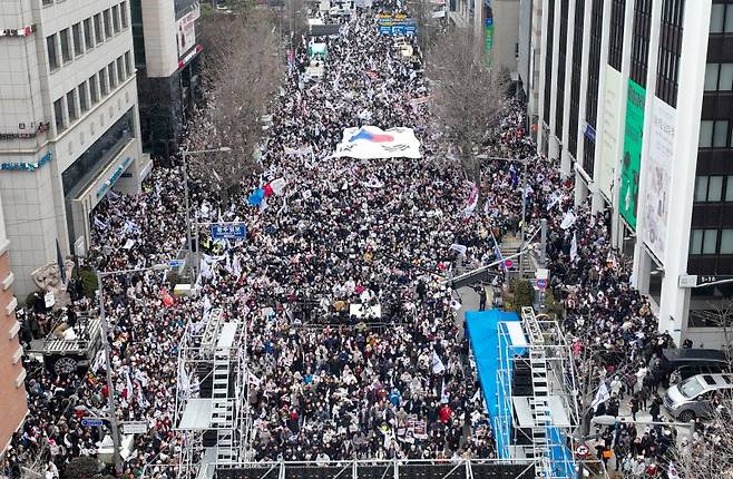 지난 15일 오후 광주 동구 금남로에서 보수 성향 기독교 단체 '세이브코리아'가 윤석열 대통령 탄핵 반대를 촉구하는 기도회를 열고 있다. /사진=뉴시스
