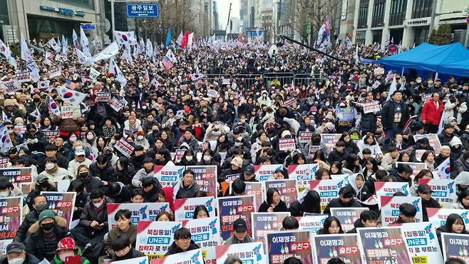 [광주=뉴시스] 박기웅 기자 = 15일 오후 광주 동구 금남로에서 보수성향 기독교 단체 '세이브코리아'가 윤석열 대통령 탄핵 반대를 촉구하는 기도회를 열고 있다. 2025.02.25. pboxer@newsis.com /사진=뉴시스