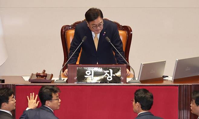 우원식 국회의장이 10일 오후 국회 본회의에서 지방교육재정교부금법 일부개정법률안 상정을 앞두고 국민의힘 김상훈 정책위의장·배준영 원내수석부대표, 더불어민주당 박찬대 원내대표·진성준 정책위의장을 불러 대화하고 있다. 연합뉴스