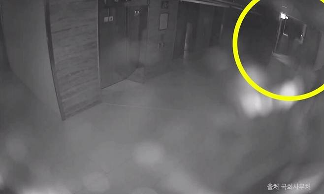 12월4일 새벽 국회 본회의에서 비상계엄 해제요구안이 가결된 뒤 본관 지하에서 계엄군들이 분전함을 조작해 전력을 차단하고 있다. 국회사무처 제공