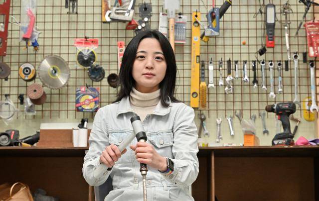 이제는 망치와 끌을 제법 다룰 수 있게 됐다는 류호정 전 의원은 "주거 인테리어 작업 현장에서도 일하고 있다"며 "리모델링에 관해 상담을 요청하면 성심껏 답변해 드리겠다"고 말했다. 남양주=홍인기 기자