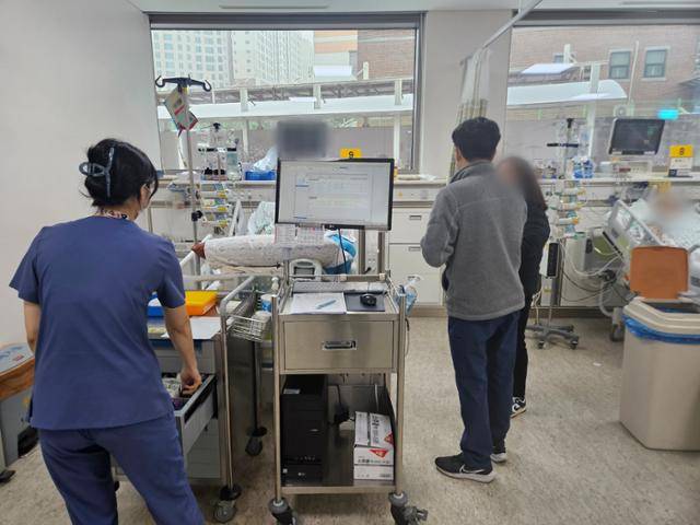 12일 오전 아주대병원 권역외상센터 외상집중치료실에서 정경원 센터장이 환자 보호자에게 환자의 상태를 설명하고 있다. 오세운 기자