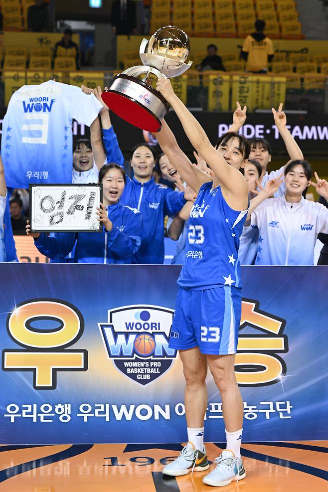 우리은행이 16일 청주체육관에서 열린 KB와의 2024~25 여자프로농구 정규리그 경기에서 승리한 뒤 정규리그 우승을 확정했다. 우리은행 김단비가 우승 트로피를 들어 올리고 있다. 사진=WKBL