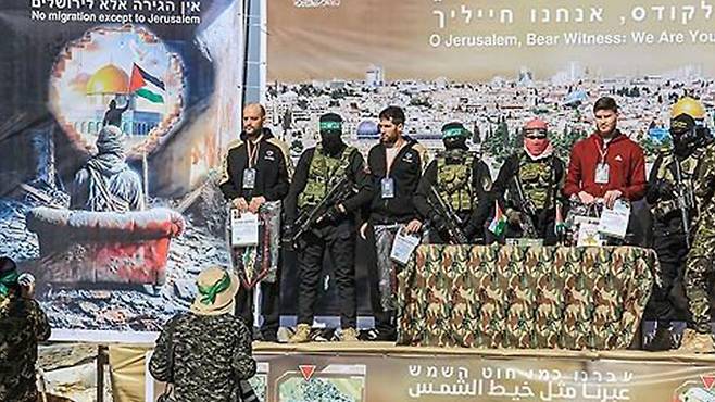 [하마스가 6차로 석방한 이스라엘인 남성 인질 3명]