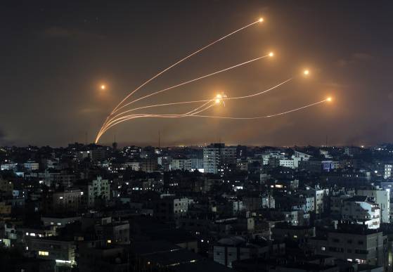 지난 2023년 10월 11일(현지시간) 이스라엘의 아이언돔(Iron Dome) 대공방어 시스템이 가자지구에서 발사된 미사일을 요격하고 있다. EPA=연합뉴스