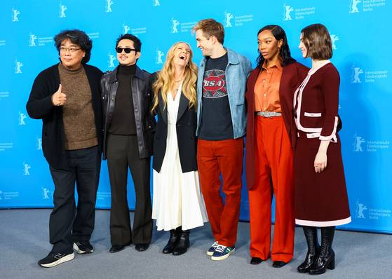 '미키 17' 봉준호 감독(왼쪽부터)과 배우 스티븐 연, 토니 콜렛, 로버트 패틴슨, 나오미 애키, 아나마리아 바르톨로메이가 15일 독일 베를린영화제 현지 포토콜 행사에서 포즈를 취했다. 로이터=연합뉴스