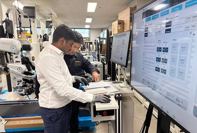 이상락 매니저가 인도 대리점 엔지니어에게 기술교육을 하고 있다. 윤현주 기자