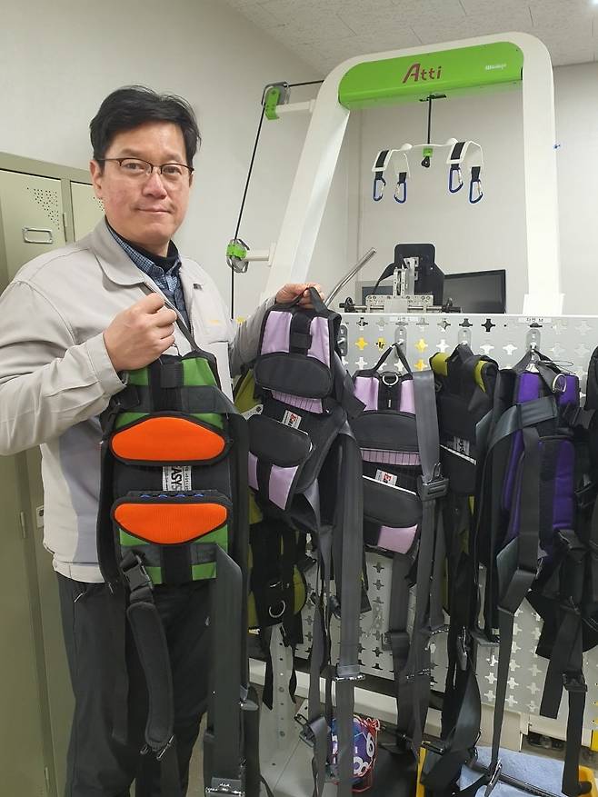 윤후석 차장이 워크봇 자켓을 보여주고 있다. 윤현주 기자