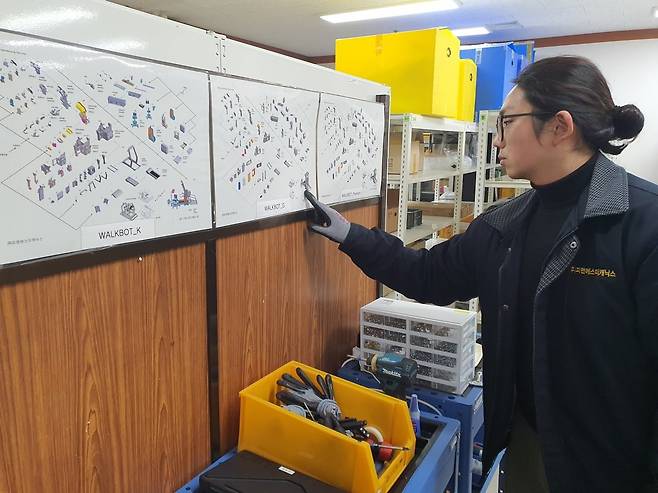 심민준 매니저가 워크봇 공정 모듈 순서도를 보고 있다. 윤현주 기자