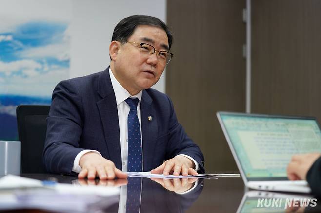 허성무 더불어민주당 의원이 13일 쿠키뉴스와 인터뷰에서 ‘12·3 비상계엄 사태’에 관해 강력히 비판하고 있다. 유희태 기자