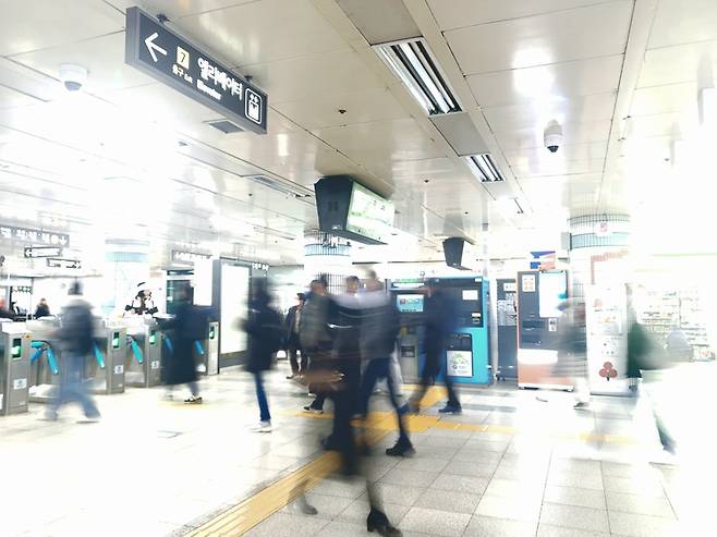 지난 10일 오전 9시 30분 충무로역 3·4·5·6·7번 출구 부근. 많은 사람들이 분주히 움직인다 / 사진 = 김경태 인턴기자