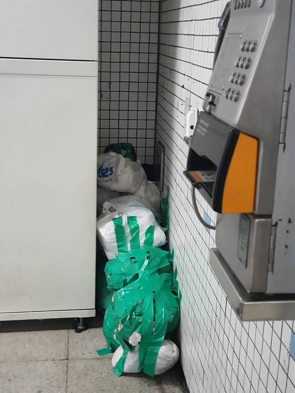 충무로역 3번 출구 할머니 자리. 구석에는 할머니의 소중한 물건들이 적재돼 있다 / 사진 = 김경태 인턴기자