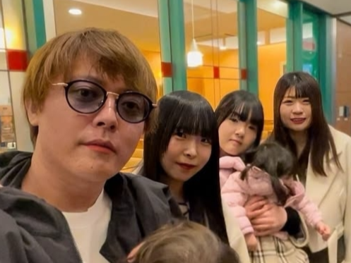 와타나베 류타(왼쪽 첫째)와 그의 아내들. 네 번째 부인은 현재 가출 중이라고 알려졌다. [와타나베 류타 SNS 캡쳐]