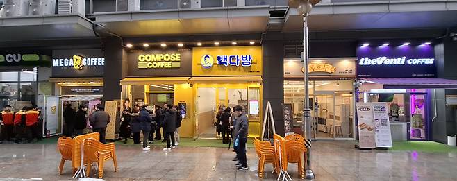 지난해 폐업 커피숍 수가 1만2242개에 달해 하루에 34개꼴로 폐업하는 것으로 나타난 가운데 우후죽순 허가가 되는 점이 문제로 지적되고 있는 가운데 서울의 한 빌딩에 5개의 커피숍이 나란히 자리 잡고 있다. [이승환 기자]