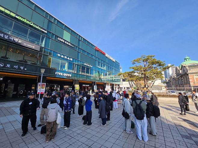 서울 중구 커넥트플레이스 서울역점이 젊은이들로 붐비고 있다. 한화커넥트