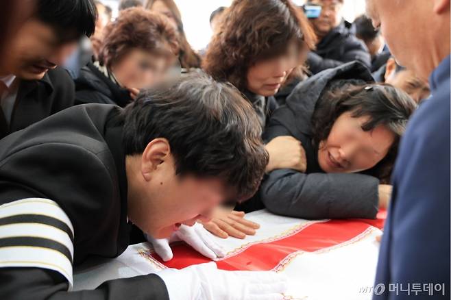 [대전=뉴시스] 박우경 기자=교사가 휘두른 흉기에 숨진 고 김하늘(7)양의 발인일인 14일 오전 대전 정수원 앞에서 유가족이 오열하고 있다. 2025.2.14. spacedust1@newsis.com /사진=박우경