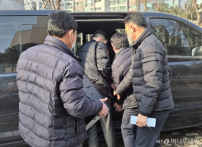 (대전=뉴스1) 최형욱 기자 = 흉기를 휘둘러 김하늘 양을 숨지게 한 교사를 수사중인 대전 서부경찰서 소속 수사관들이 14일 해당 학교에 대한 압수수색을 벌여 교사가 사용한 컴퓨터를 옮기고 있다. 2025.2.14/뉴스1  Copyright (C) 뉴스1. All rights reserved. 무단 전재 및 재배포,  AI학습 이용 금지. /사진=(대전=뉴스1) 최형욱 기자