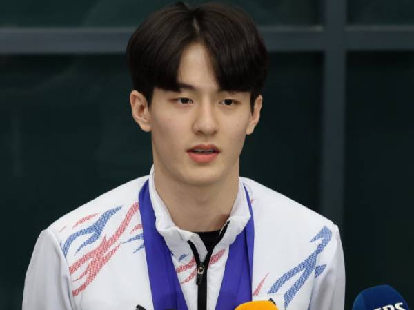 한국 쇼트트랙 대표티미 월드투어 6차 대회에 출전했다. 사진은 기사의 이해를 돕기 위한 쇼트트랙 국가대표 장성우 선수가 제9회 하얼빈 동계아시안게임 출전을 마치고 10일 오후 인천국제공항을 통해 귀국해 취재진과 인터뷰를 하고 있는 모습. /사진=뉴스1