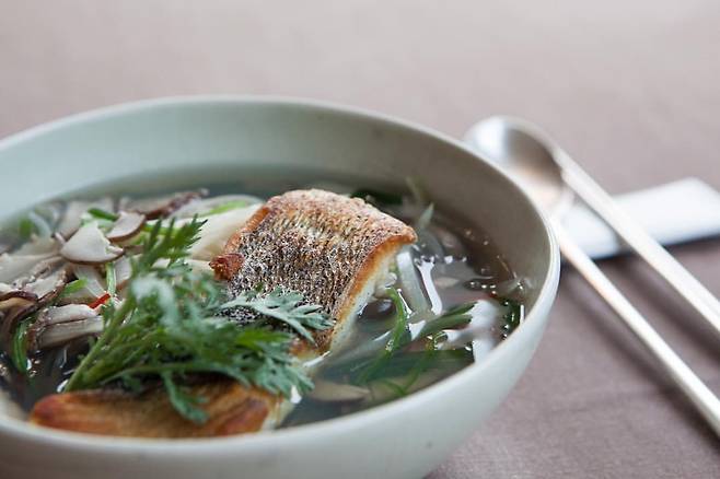 국내 최초 미슐랭 1스타를 받은 비채나의 농어를 곁들인 온면. [비채나 제공]