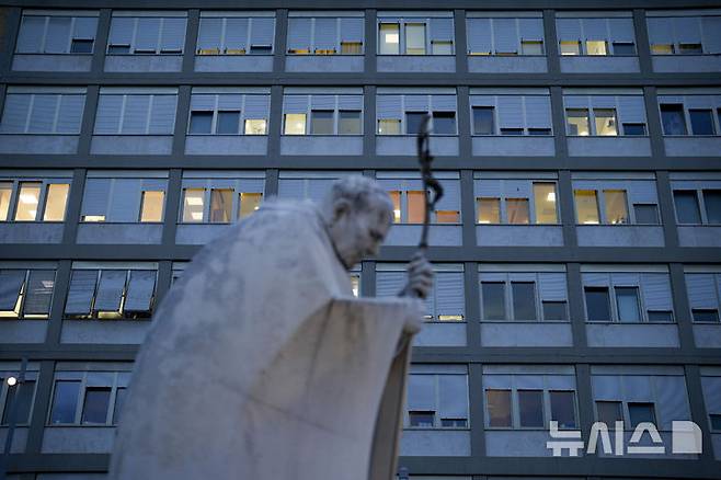 [로마=AP/뉴시스] 15일(현지 시간) 프란치스코 교황이 입원 중인 이탈리아 로마의 아고스티노 제멜리 종합병원 모습. 2025.02.16.