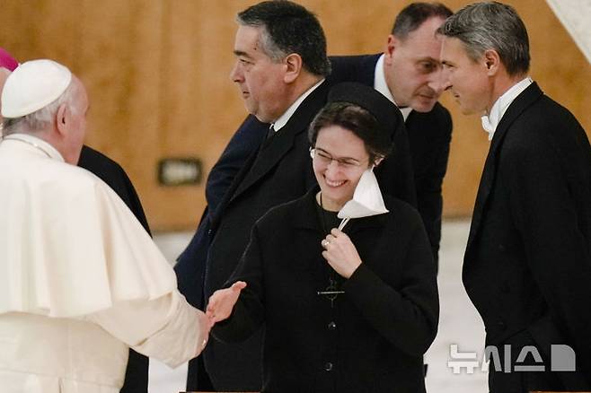 [바티칸=AP/뉴시스] 프란치스코 교황이 15일(현지 시간) 첫 여성 바티칸 행정부 장관으로 임명한 라파엘라 페트니리 수녀. (사진=뉴시스DB) 2025.02.16.