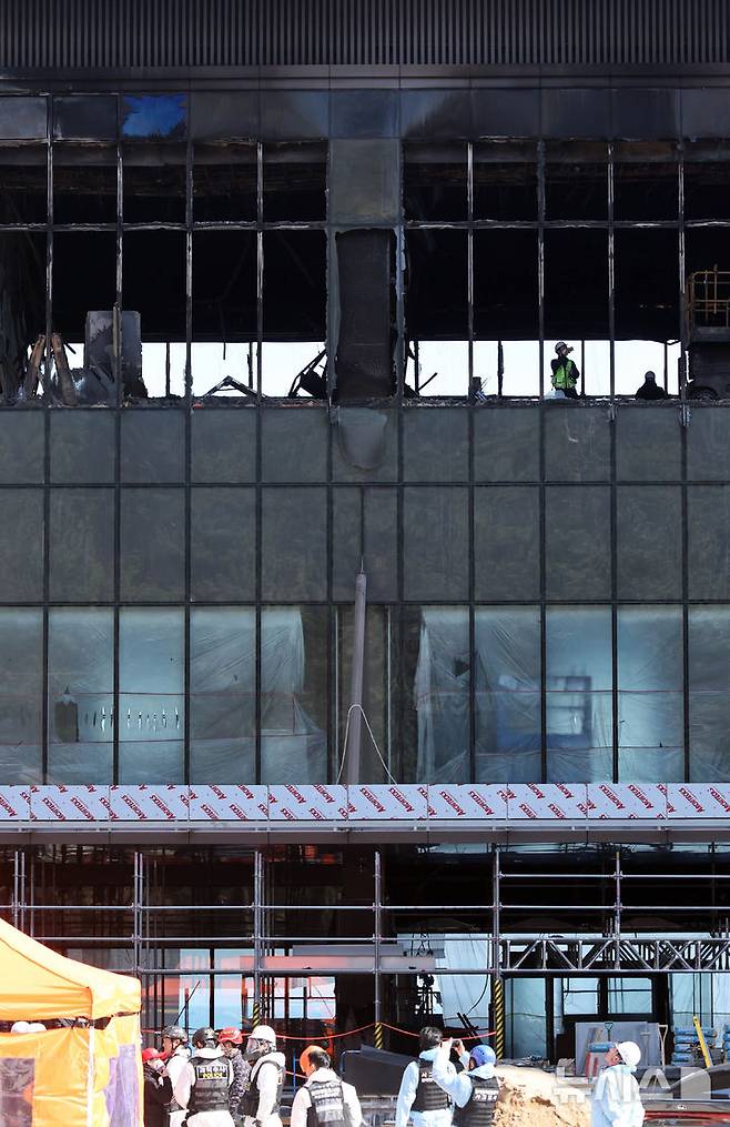 [부산=뉴시스] 하경민 기자 = 부산경찰청, 부산소방재난본부, 국립과학수사연구원, 국립재난안전원 등이 16일 부산 기장군 반얀트리 해운대 부산 리조트 신축 공사장 화재현장에서 화재원인을 밝히기 위한 합동감식을 벌이고 있다. 이 곳에서는 지난 14일 오전 10시51분께 불이 나 작업자 6명이 사망하고, 1명이 경상을 입었다. 2025.02.16. yulnetphoto@newsis.com