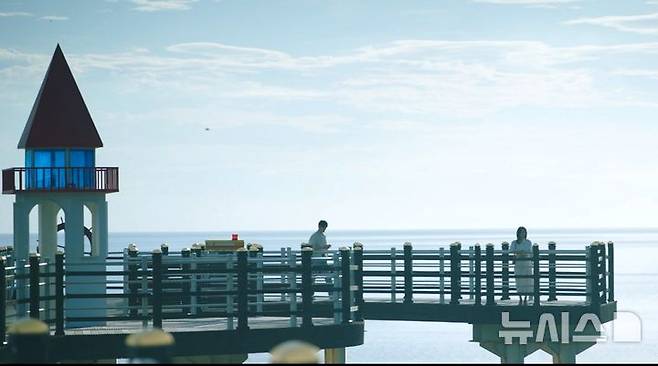 [포항=뉴시스] 송종욱 기자 = 포항시가 '나의 완벽한 비서' 등 K-드라마 촬영지 인기에 힘입어 국내외 관광객 유치에 나선다. 사진은 '나의 완벽한 비서' 드라마 속 포항 이가리 닻 전망대. (사진=포항시 제공) 2025.02.16. photo@newsis.com