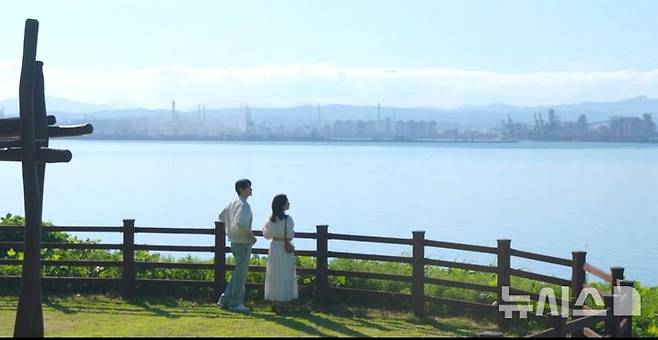 [포항=뉴시스] 송종욱 기자 = 포항시가 '나의 완벽한 비서' 등 K-드라마 촬영지 인기에 힘입어 국내외 관광객 유치에 나선다. 사진은 '나의 완벽한 비서' 드라마 속 포항 연오랑세오녀테마공원. (사진=포항시 제공) 2025.02.16. photo@newsis.com